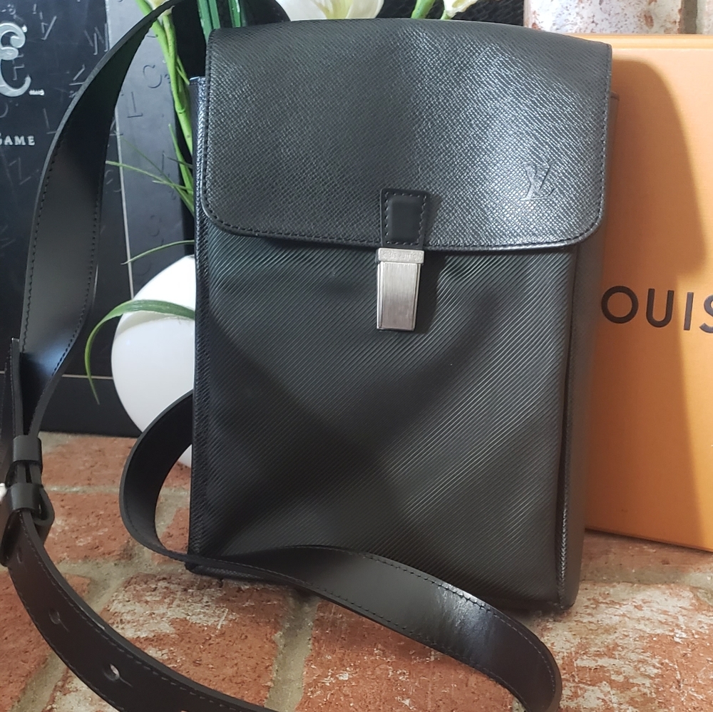 Louis Vuitton Mens Taiga Shoulder Bag